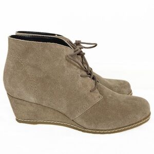 NWOB MICHAEL SHANNON Suede Leather Tan Wedge Booties Size 8 Lace Up